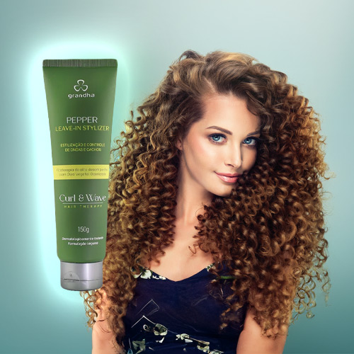 Imagem de uma mulher com cabelos cacheados volumosos e definidos ao lado do produto "Pepper Leave-in Stylizer" da linha Curl & Wave da Grandha, em um fundo azul claro.