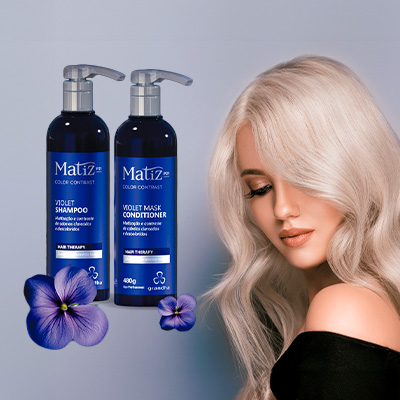 Produtos Matiz P21: Violet Shampoo e Violet Mask Conditioner, ao lado de uma mulher com cabelos loiros platinados, destacando flores violetas.
