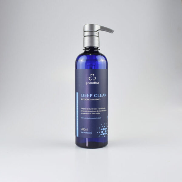 Deep Clean Extreme Shampoo es un champú versátil, diseñado para utilizar antes y después de tratamientos capilares químicos