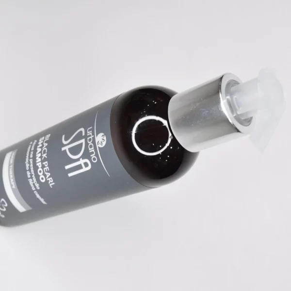 Black Pearl Shampoo revitaliza el cuero cabelludo y deja un acabado satinado en la piel y el cabello