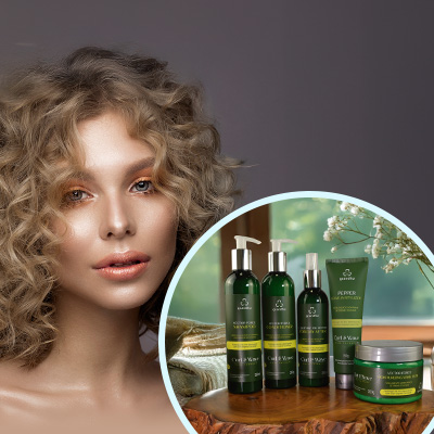 Mulher com cabelos cacheados bem definidos ao lado de produtos capilares da linha Curl & Wave Hair Therapy, destacados em um círculo.