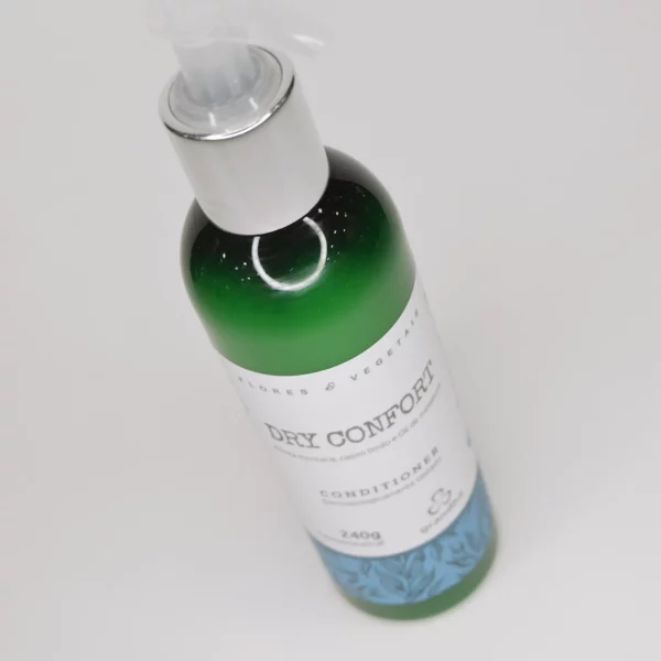 Dry Confort Conditioner es un acondicionador terapéutico de uso diario formulado para combatir el exceso de grasa