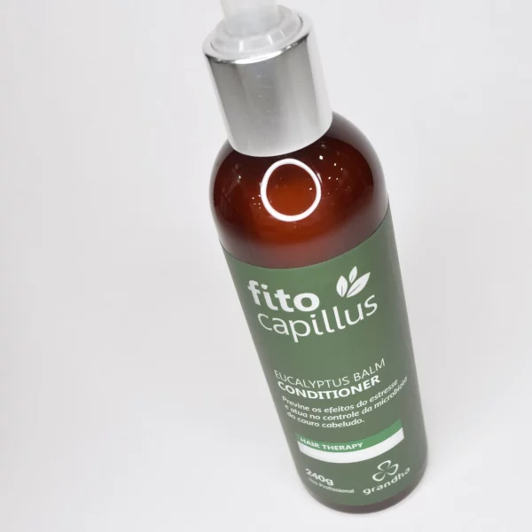 Eucalyptus Balm Conditioner es un bálsamo especial que favorece la relajación de los músculos craneales, alivia tensiones, elimina líquidos retenidos en la región facial y reduce el dolor