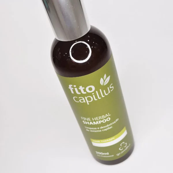 Champú Fine Herbal especial para una limpieza suave y equilibrante, ideal para cueros cabelludos sensibles