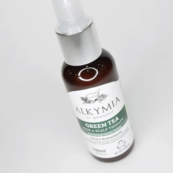 Green Tea Hair & Scalp Therapy es una potente fórmula con acción fortalecedora y estimulante sobre el folículo piloso