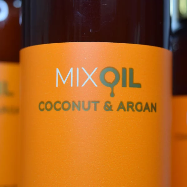 Moisture Shampoo, de la familia Mix Oil Coconut & Argan, es un champú hidratante y limpiador suave, diseñado para cabellos secos