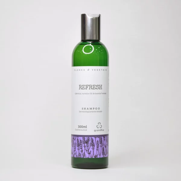 El champú Refresh equilibra y revitaliza el sistema capilar, proporcionando un cuidado específico para cabellos frágiles y cueros cabelludos debilitados o con exceso de grasa