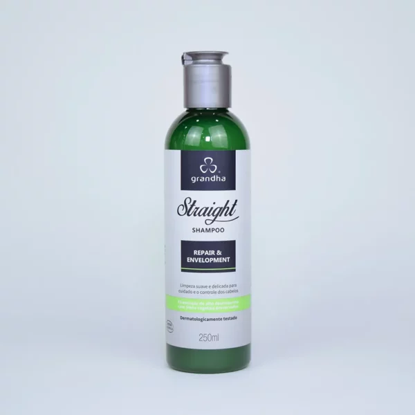 Straight Shampoo actúa en el control del cabello voluminoso y repara la estructura del cabello, mejorando la textura y resistencia