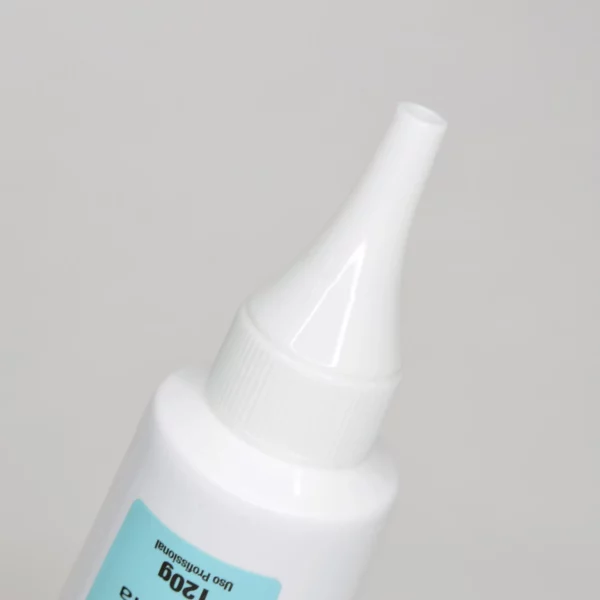 Cleaner Gel Pre-Shampoo es un gel especialmente formulado para eliminar el exceso de grasa en el cuero cabelludo